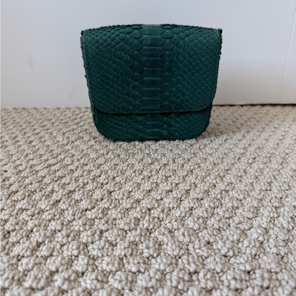 Elegant Green Crossbody Bag